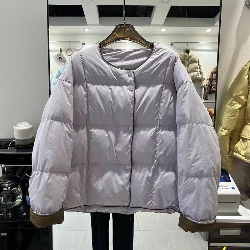 2024 осень и зима новый свободный однобортный пуховик с круглым вырезом в тон цвета небольшой простой короткий женский пуховик