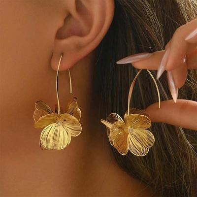Золотые серьги-цветы, эффектные серьги для женщин, элегантные цветочные украшения для женщин, золотые эффектные серьги, уникальный дизайн цветка