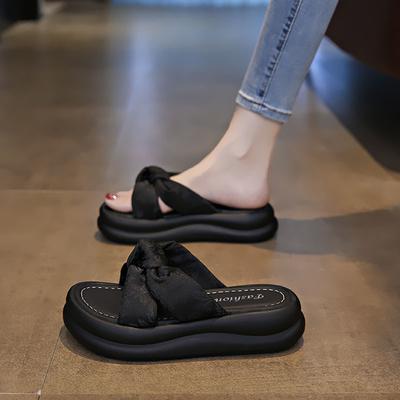 Тапочки женские сандалии женские 2025 новая популярная летняя одежда новый стиль феи толстая подошва пляжная мода одно слово перетаскивание