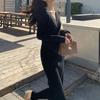 Elegant dizaynli V-boʻyinli trikotaj koʻylak ayollar kiyimi kuz va qish yangi qomatga mos va yupqa sviter koʻylak