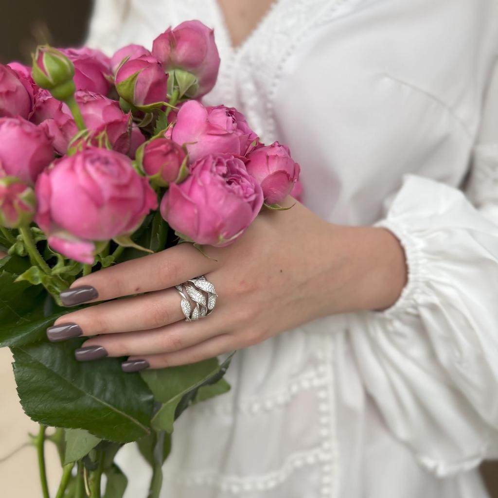 Серебряное кольцо с фианитами, емаллю, вес изделия 9,85 гр (2175254)