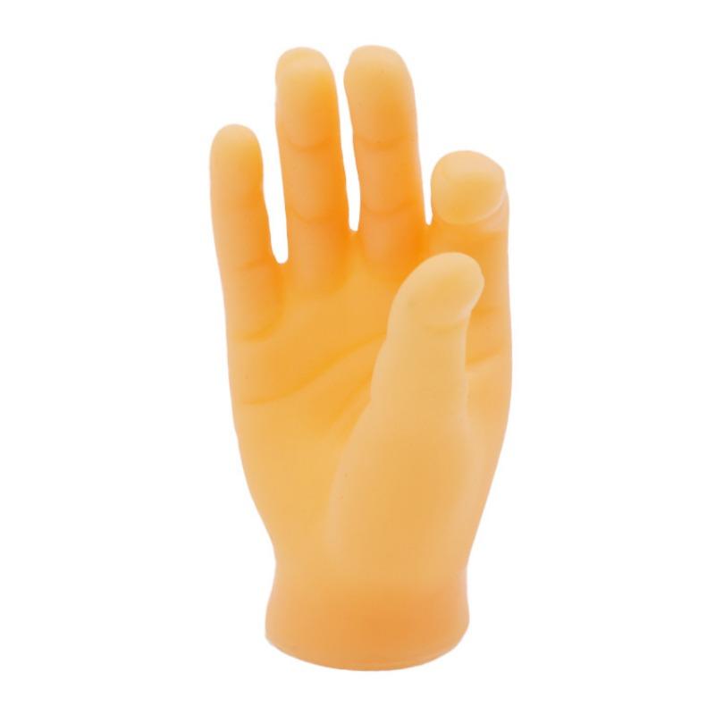 Наденьте пластиковые перчатки для игры и ласки кошек и помассируйте левую и правую маленькие ручки.