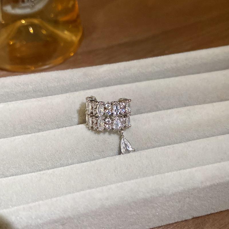 Изысканные серьги-кисточки из циркона: Блестящий, Универсальный, Минималистичный Дизайн с Привлекательностью Легкой Роскоши.