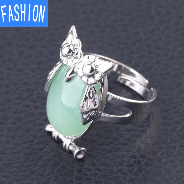 Металлическое регулируемое кольцо с выпуклым натуральным кристаллом в виде совы