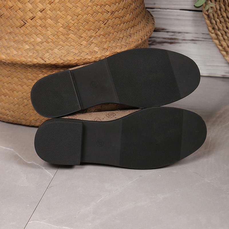 Женские туфли на плоской подошве с жемчужным декором и цепочкой, модные вышитые мокасины с мягкой подошвой для женщин 2024 года, удобные летние туфли без застежек