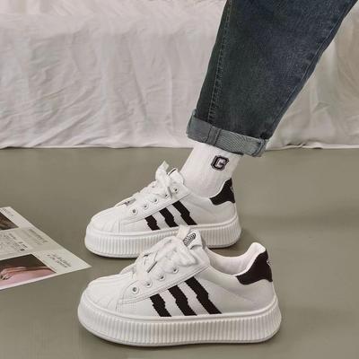 Интернет-знаменитость маленькие белые туфли женские ins тренд супер огонь 2025 весна и осень новинка гонконгский стиль повседневные кеды на платформе печенье