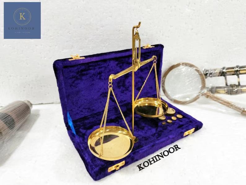 Латунные аптекарские весы с бархатным футляром: Декор в винтажном стиле