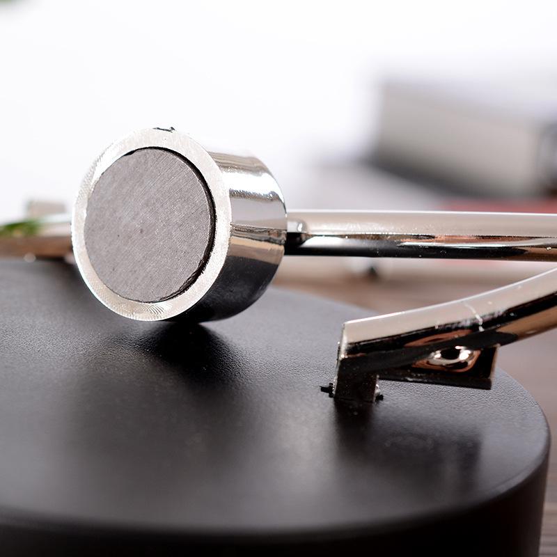 Модель вращающегося электромагнитного маятника на небесной орбите