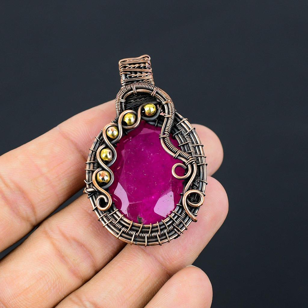 Созданные в лаборатории ювелирные изделия с рубиновыми драгоценными камнями Кулон ручной работы из чистой медной проволоки