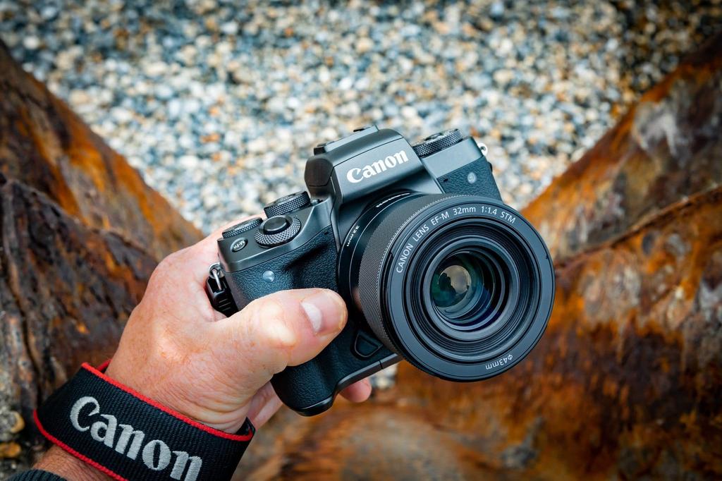 Canon Объектив Canon с фиксированным фокусным расстоянием STM Совместим с беззеркальными камерами EF-M32mm F1.4 с фиксированным фокусным расстоянием, черный, 56,5 мм EF-M3214STM