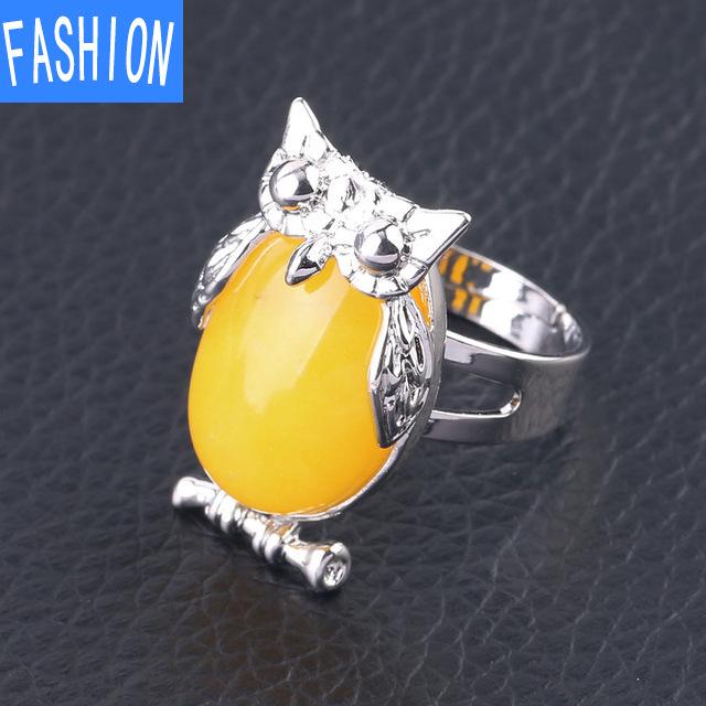 Металлическое регулируемое кольцо с выпуклым натуральным кристаллом в виде совы