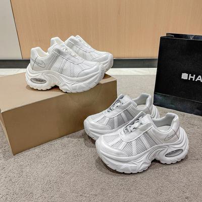 Женские кожаные кроссовки-папы 2025 лето новые на толстой подошве увеличивающие рост спортивные кроссовки сетчатые дышащие универсальные модные крутые повседневные туфли