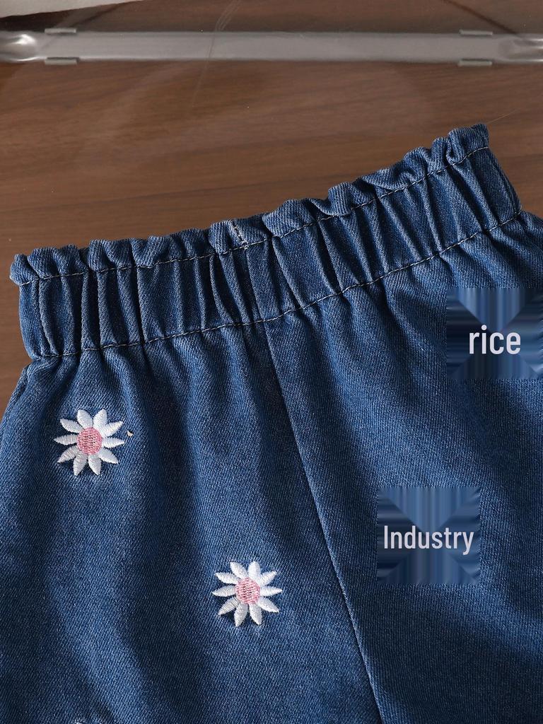 Летний комплект из двух предметов для девочек: Белый топ в рубчик с рукавами-крылышками и джинсовые шорты с ромашками