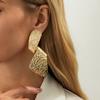 Уникальные асимметричные крупные спиральные серьги-гвоздики Ingemark для женщин, модные, с металлической геометрической текстурой, пирсинг, новые украшения 2026