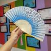 Складной вентилятор Элегантный ручной вентилятор с цветочным узором и подвеской с кисточкой Легкий портативный вентилятор для производительности