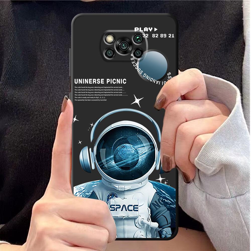 Милый чехол для телефона с астронавтом для Xiaomi Poco F4 C40 X4 F3 GT M4 5G M3 F1 X3 NFC X3 Pro M3 Pro X3 GT X4 NFC F3 GT TPU мягкий черный