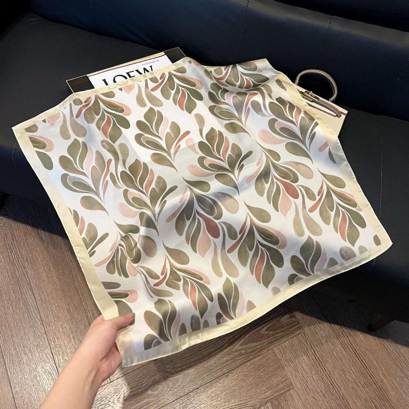 Retro silk scarves for women's new high-end accessories, neck small square scarf, scarf waist, fashionable and versatile, and gifts can be given.