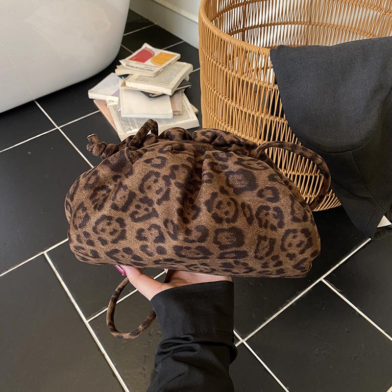 Suede leopard print bag women's autumn and winter 2025 new niche matte retro shoulder messenger bag pleated cloud bag