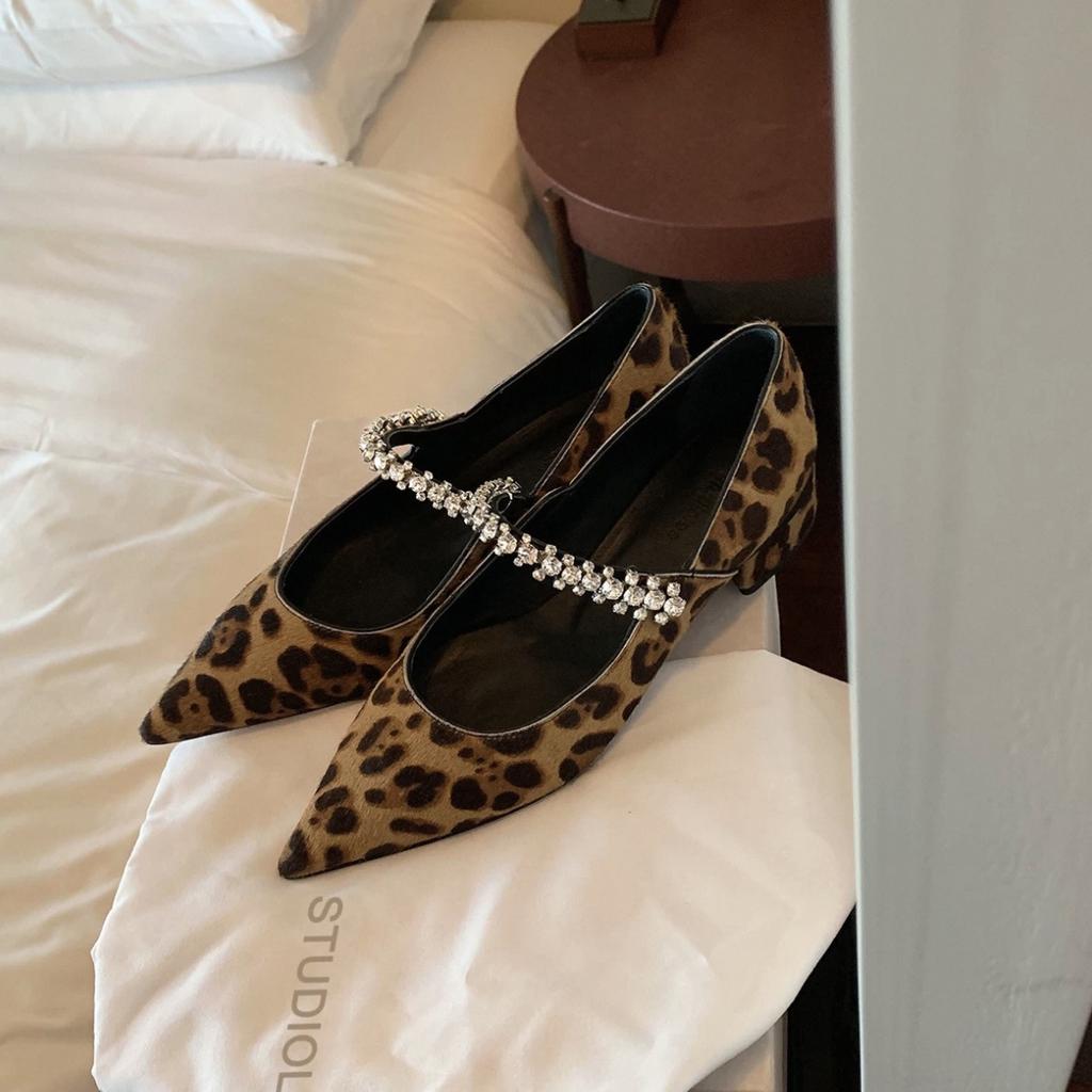 Весна 2025 года, новая версия из коровьей кожи, элегантные маленькие заостренные сверкающие бриллианты с универсальным леопардовым принтом, легкие туфли на небольшом толстом каблуке для женщин