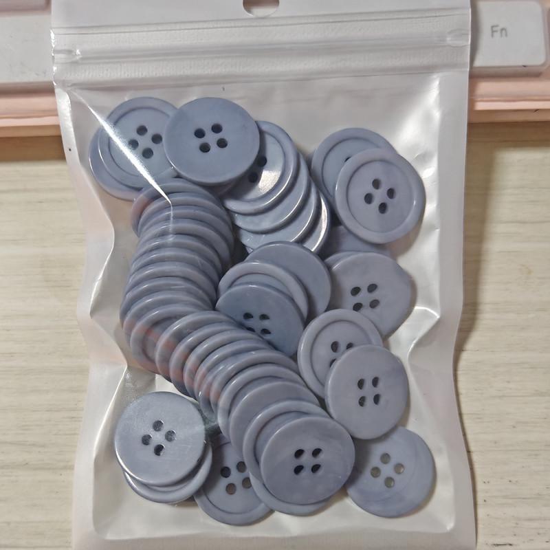 Круглые пуговицы для костюма из смолы 20 мм с тонким краем черного и белого цвета с 4 отверстиями