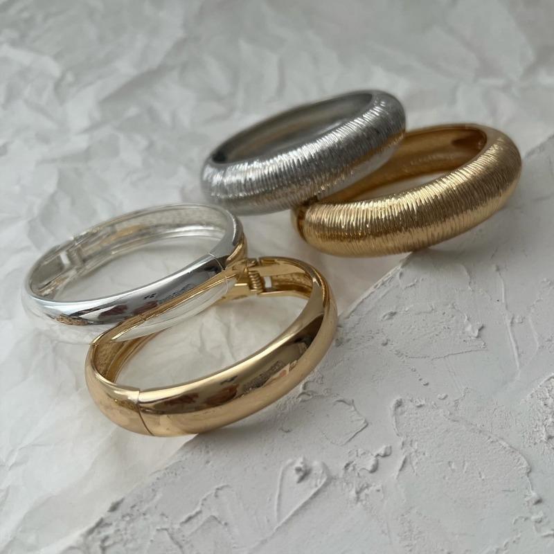 Открытый браслет ювелирные изделия мода гладкая поверхность простой металлический ветер широкая версия круглый пружинный браслет женщины