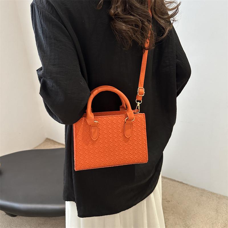 Stylish Retro Large Capacity Woven Shoulder Bag For Women With Zipper Closure