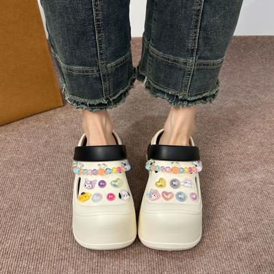 Премиальные универсальные нескользящие толстоподошвенные туфли с отверстиями для женской верхней одежды 2025 лето новая повседневная увеличивающая рост сумка голова крутые шлепанцы