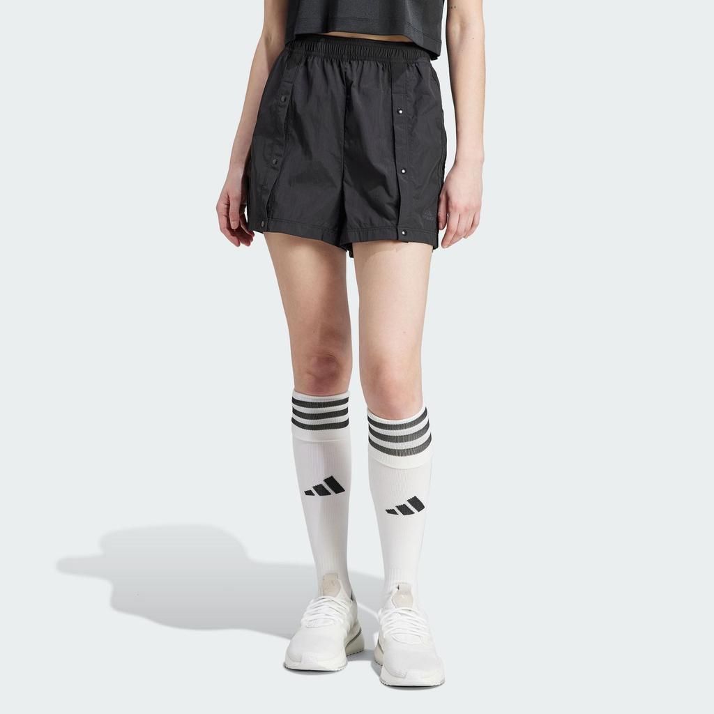 adidas Шорты на кнопках Tiro с монохромным логотипом и эластичной резинкой на талии. Черные женские шорты IB4757