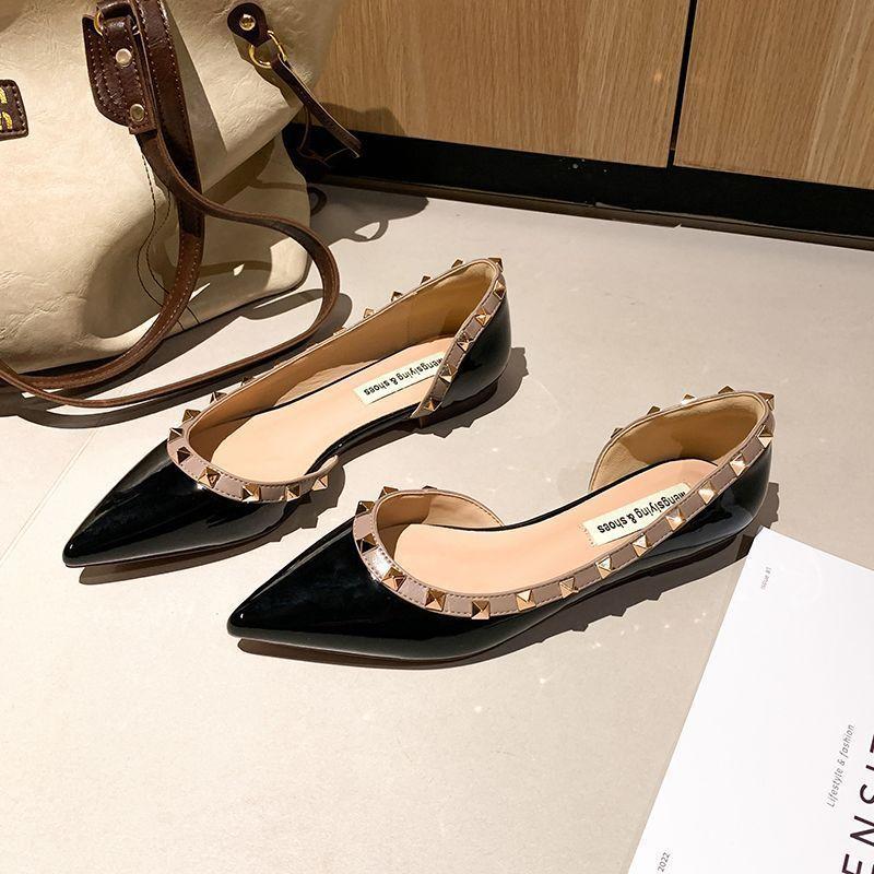 Весенне-летние новые туфли-лодочки с острым носком и открытыми боками на плоской подошве, женские, с мелким вырезом, с заклепками, из лакированной кожи, темпераментные, универсальные, женские