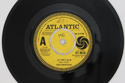 7-дюймовая пластинка DRIFTERS - At The Club AT4019 Atlantic 1965 UK Соул/Фанк Б/У
