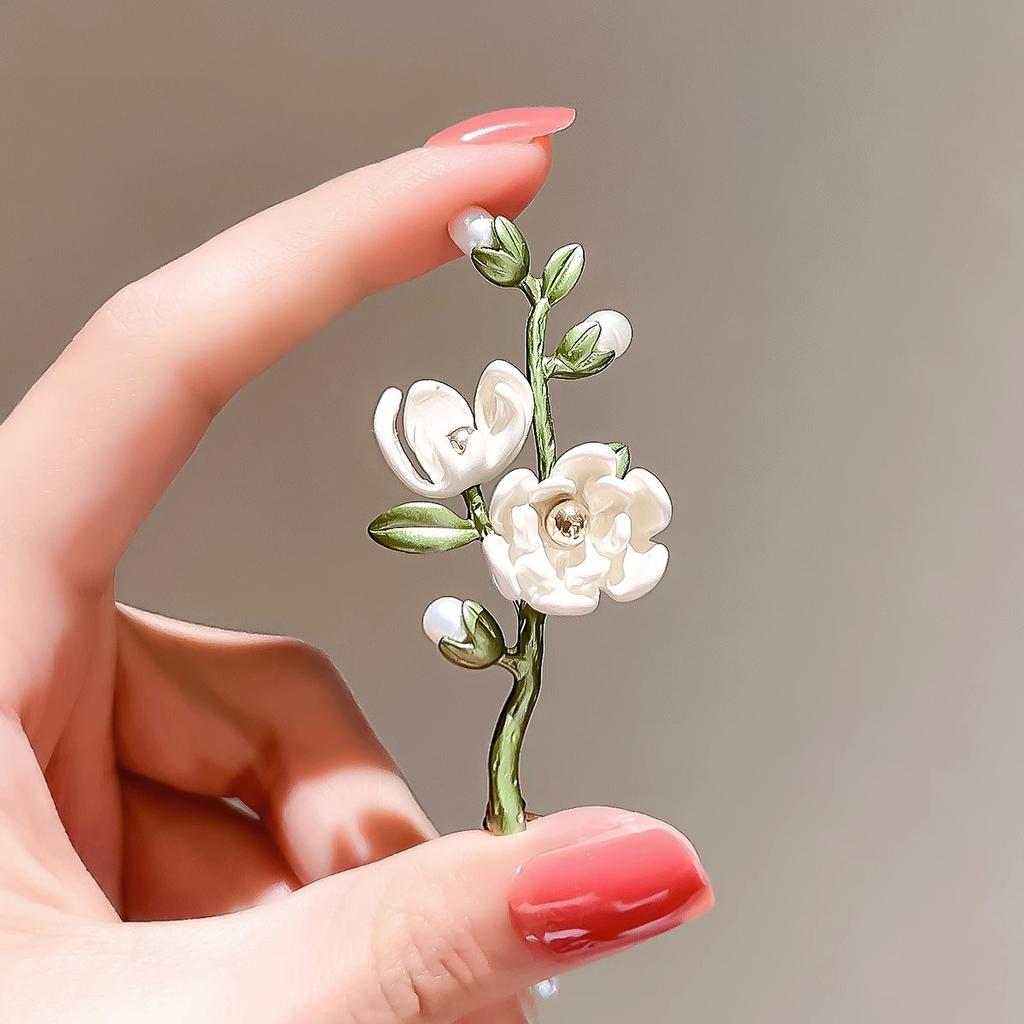 Fashion Temperament Magnolia Flower Brooch for Women White Flower Pin Brooch Dress Clothes Suit Scarf Clip Jewelry Gift