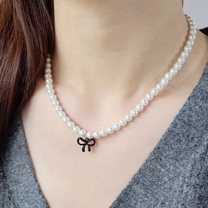 L’OMBRILLANT Black Ribbon Pearl Necklace