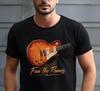 Футболка с изображением электрогитары Les Paul с огненной топ-декой | Дизайн "Разожги пламя"