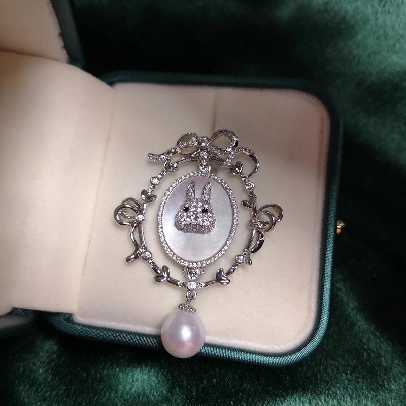 Высококачественная французская ретро-брошь в виде кролика: Дизайн цветочного зеркала своими руками с ракушками, позолоченной медью, цирконами и жемчужными акцентами