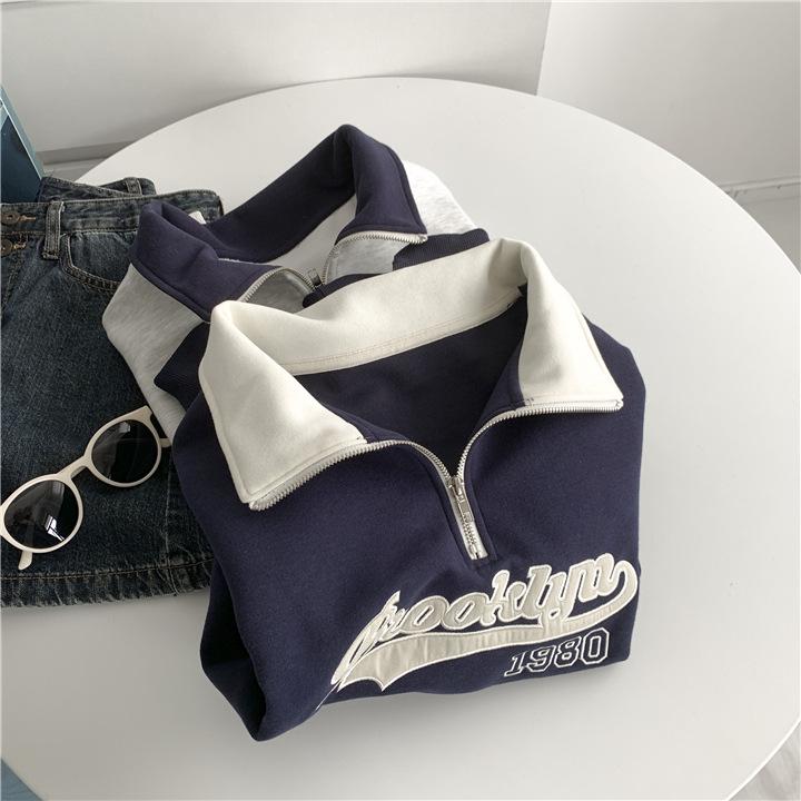 Женский светло-серый худи в стиле ретро с вышивкой и повседневной молнией до середины груди