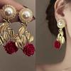 Серьги из металла с красными розами в французском ретро-стиле с преувеличенным дизайном класса люкс и жемчужными акцентами
