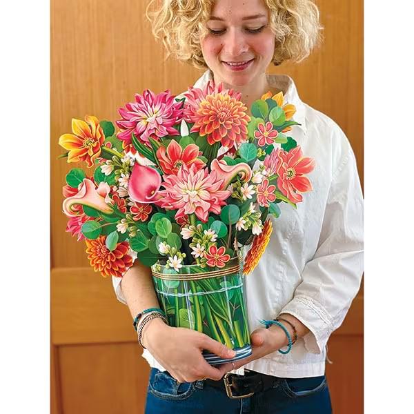 Объемная 3D открытка на День матери с цветами в руках