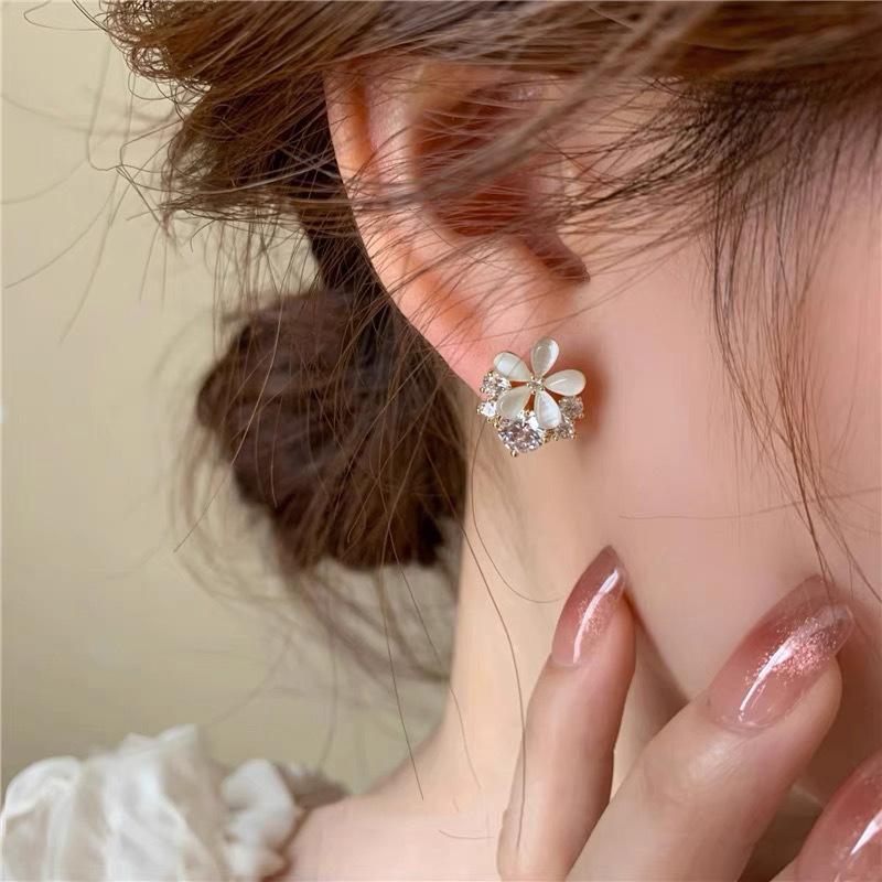 opal flower ear clips without ear piercings, high-end sense, niche fresh earrings, commuting versatile, simple temperament, mosquito coil disc