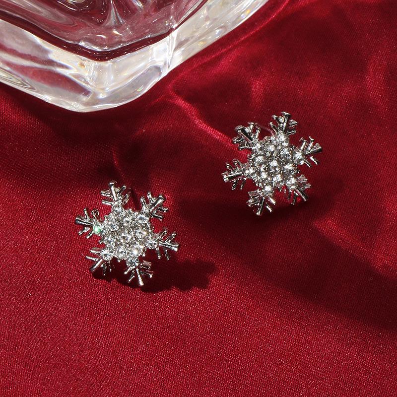 Серебряные серьги-кисточки в виде снежинок с бриллиантовой инкрустацией – элегантные, высококачественные длинные серьги-гвоздики для женщин.