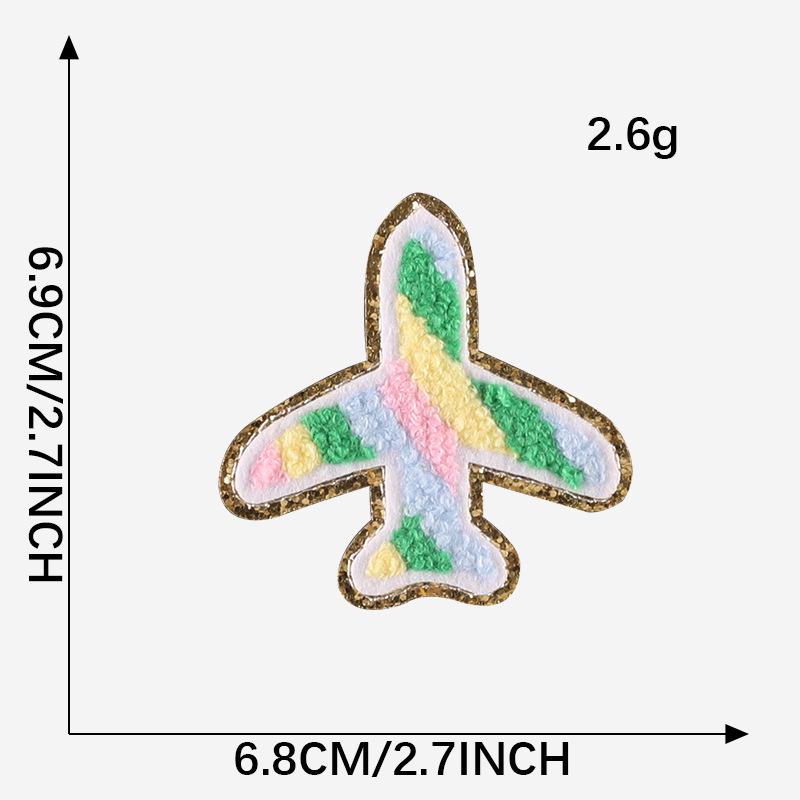 Полотенце из синели с золотой окантовкой, вышитыми нашивками в виде молний и радуги