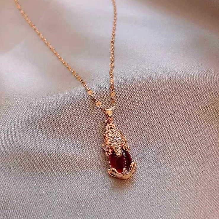 Позолоченная 18K подвеска-талисман «Мешочек удачи» из титановой стали для женщин - Не выцветающая, Легкая роскошь, Цепочка-ключица, Идеальный подарок на День святого Валентина