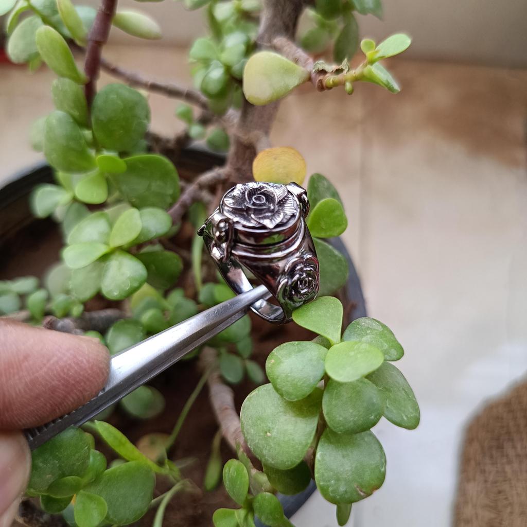 Кольцо с ядом, кольцо с черным цветком ручной работы, кольцо-медальон, уникальное кольцо с ядом, кольцо с секретным отделением с ядом, кольцо с лекарством, ювелирные изделия с ядом,