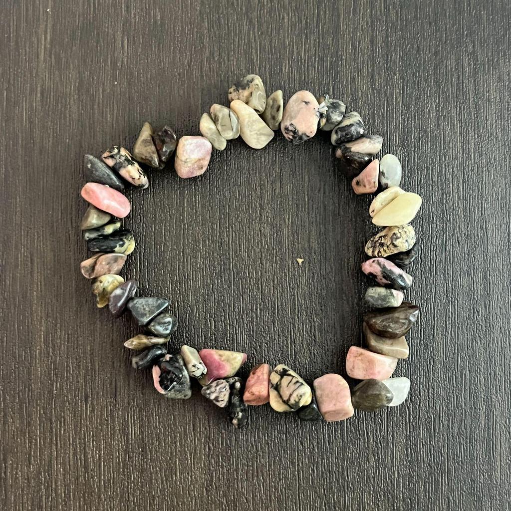 Браслет из разноцветных кристаллов с цитрином, тигровым глазом, лазуритом, аметистом и зеленым авантюрином на эластичном шнуре