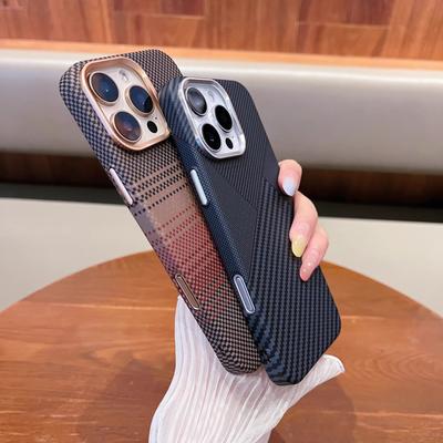 Магнитная зарядная крышка для iPhone 17 16 15 Pro Max Магниты Защита объектива камеры из сплава Жесткий ПК Чехол для телефона Оболочка с карбоновым рельефом