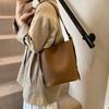 Сумка-ведро женская 2024 осень новая модная простая большая вместительная сумка через плечо однотонная популярная иностранная сумка-мессенджер