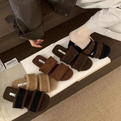 Ретро шлепанцы с открытым носком и пушистой отделкой женские 2025 осень и зима новая корейская замша теплые для улицы шлепанцы на плоской подошве ленивые туфли тренд