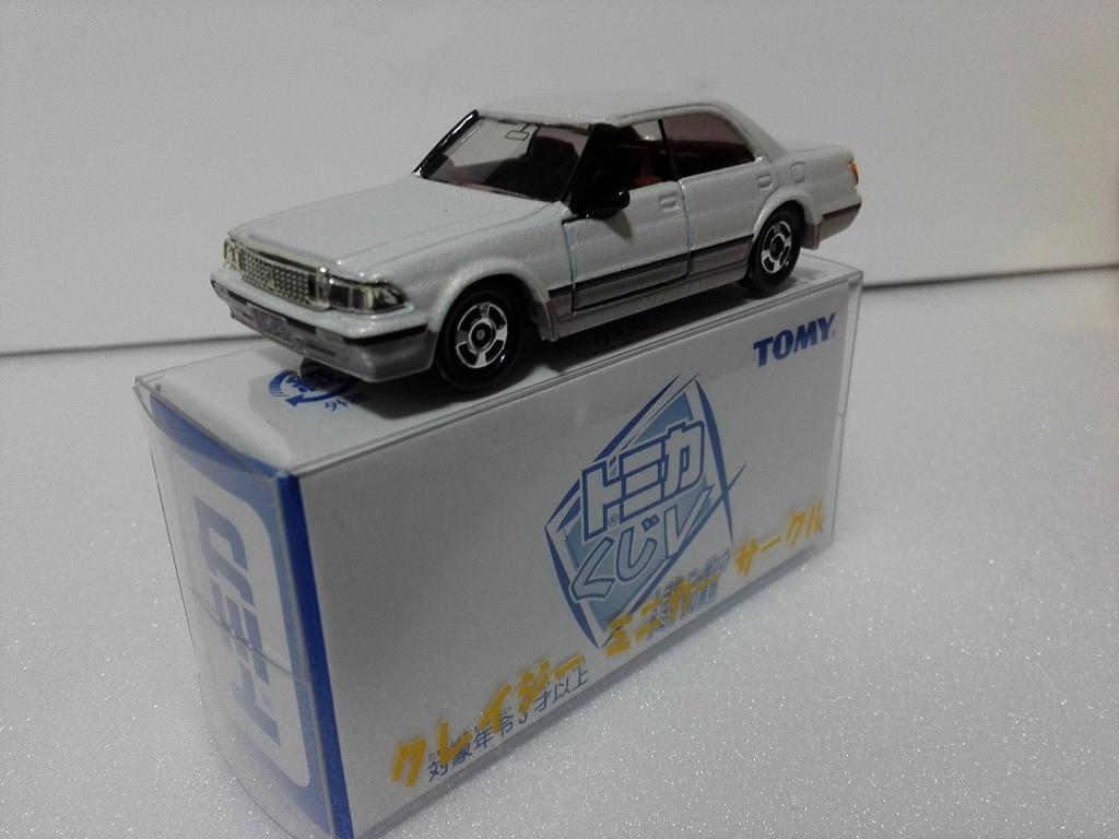 Out of Print Tomica Kuji V Toyota Crown 130 Series Pearl Two Tone Crazy Mini Car Circle with Case Shipped from Amazon Warehouse