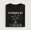 Работает на кофеине и сарказме, Футболка с надписью о науке, Подарок с юмором STEM