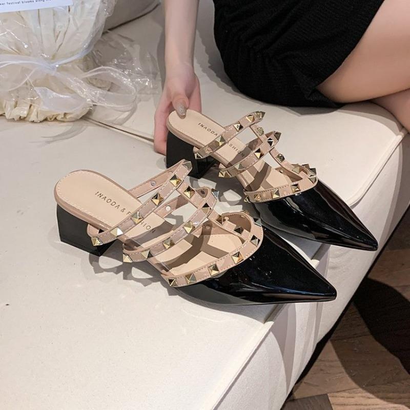 Женские кожаные туфли на среднем каблуке, гальванизированные золотые устойчивые шлепанцы с острым носком, заклепки, шипы, модные