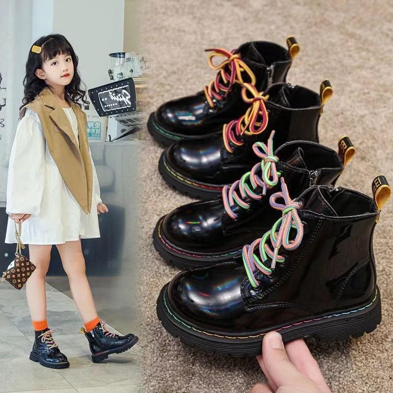 Детские крутые ботинки для мальчиков 2024 Осень и Зима Новые Детская Мода Мягкая Подошва Британский Стиль ПУ Ботильоны для Девочек Универсальные